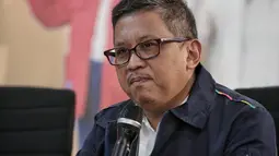 Sekretaris Tim Kampanye Nasional (TKN) Hasto Kristiyanto memberikan keterangan di Posko Cemara, Jakarta, Minggu (30/12). Dalam keteranganya Hasto menjelaskan isu-isu dan refleksi akhir tahun 2018. (Liputan6.com/Faizal Fanani)