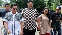Nassar, Ivan Gunawan dan Soimah menjenguk Saipul Jamil di Polsek Kelapa Gading. [Foto: Herman Zakharia/Liptuan6.com]