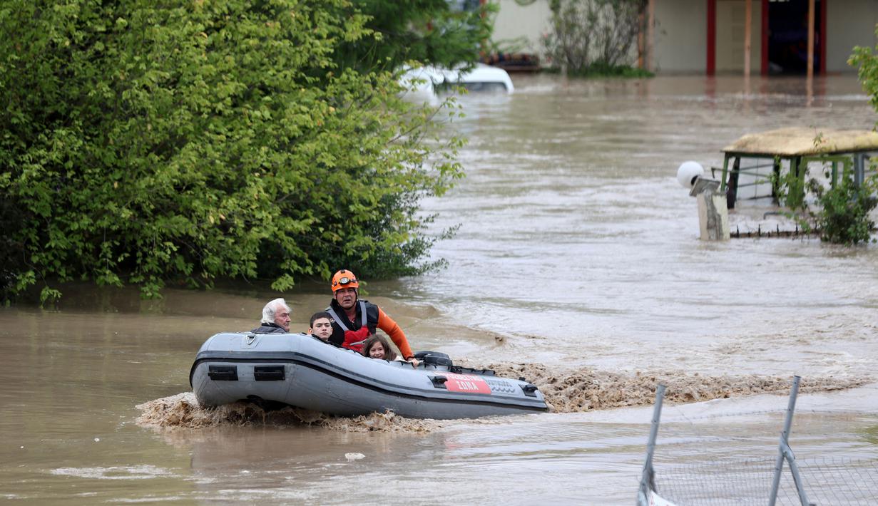 Dilaporkan sedikitnya tujuh orang tewas, termasuk dua wisatawan yang tersapu arus deras di sebuah perkemahan di Turki. (AP Photo/Vaggelis Kousioras)