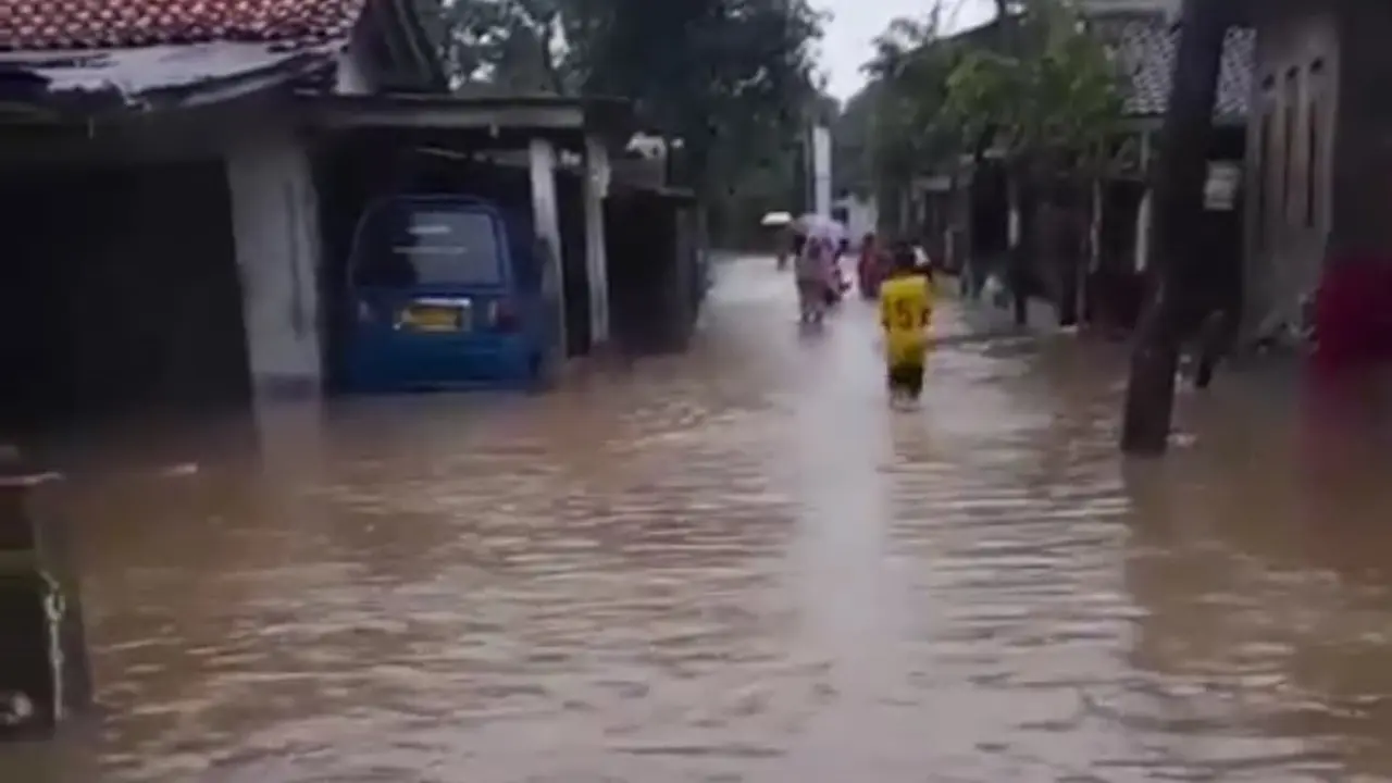 Rumah warga di Desa Ciherang, Kecamatan Dramaga, Kabupaten Bogor, terendam banjir pada Minggu (27/4/2025) sore.