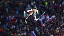 Atlet ski Slovenia, Peter Prevc, tampil pada babak pertama Piala Dunia Ski Jumping di Wilingen, Jerman, Minggu (10/1/2016). (EPA/Arne Dedert)