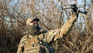 Seorang prajurit Ukraina menerbangkan drone selama operasi melawan posisi Rusia di lokasi yang dirahasiakan di wilayah Donetsk, Ukraina, Minggu, 4 Desember 2022. (Roman Chop/AP)