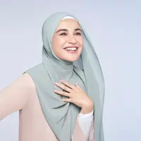 Kerap berkutat dengan masalah rambut lepek saat pakai hijab? Simak cara mengatasinya dari Shireen Sungkar berikut ini. [Foto: IG/shireensungkar].