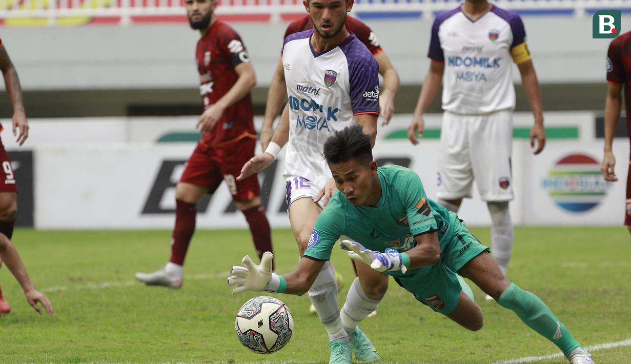 Kiper Borneo FC, Angga Saputro menangkap bola saat melawan Persita Tangerang dalam laga pekan ke-6 BRI Liga 1 2021/2022 di Stadion Pakansari, Bogor, Sabtu (10/2/2021). (Bola.com/M Iqbal Ichsan)