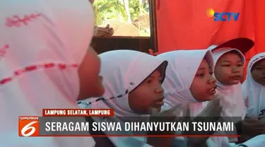 Sekolah rusak akibat diterjang tsunami di Lampung, ratusan anak-anak hingga kini terpaksa belajar di sebuah tenda darurat dengan perlengkapan seadanya.