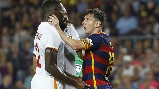 Lionel Messi terpancing emosi dan sempat menyundul kepala Yanga-Mbiwa saat Barcelona berhadapan dengan AS Roma dalam turnamen Joan Gamper kemarin (5/8/2015).