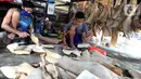 Aktivitas pekerja memproduksi kerupuk kulit di Pabrik Krupuk Kulit Bambang, Depok, Rabu (17/2/2021). Pemilik usaha menurunkan jumlah produksi kerupuk kulit mentah siap goreng dari 1 ton menjadi 500 kg per hari akibat pandemi COVID-19 dengan harga jual Rp90 ribu per kilogram (merdeka.com/Arie Basuki)