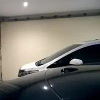 Rumah Dewi Perssik ini mempunyai tiga lantai. Pada lantai dasar terdapat garasi yang bisa menampung tiga mobil sekaligus. (Foto: youtube.com/Indah Sari Official)