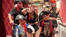 Masih di Disney Wish, Nia, Ardi, Mikhayla, Naka, dan Gika pun sangat kompak dengan mengenakan kostum ala bajak laut. [Instagram/ramadhaniabakrie]