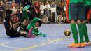 Pemain Timnas Futsal Indonesia, Ardy Dwi terjatuh saat berebut bola dengan pemain Blacksteel Manokwari pada laga uji coba jelang AFF Championship 2017 Thailand di Tifosi Sport Center, Selasa (16/1/2016). Timnas menang 8-6. (Bola.com/Nicklas Hanoatubun)
