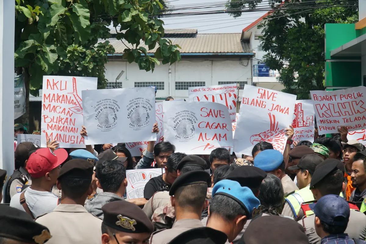 Aksi menolak penurunan status kawasan cagar alam