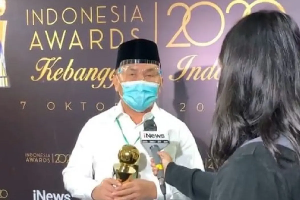 Sugianto Sabran menerima penghargaan tokoh pembangunan infrastruktur jalan dan jembatan Indonesia Awards 2020. (Foto: Istimewa).