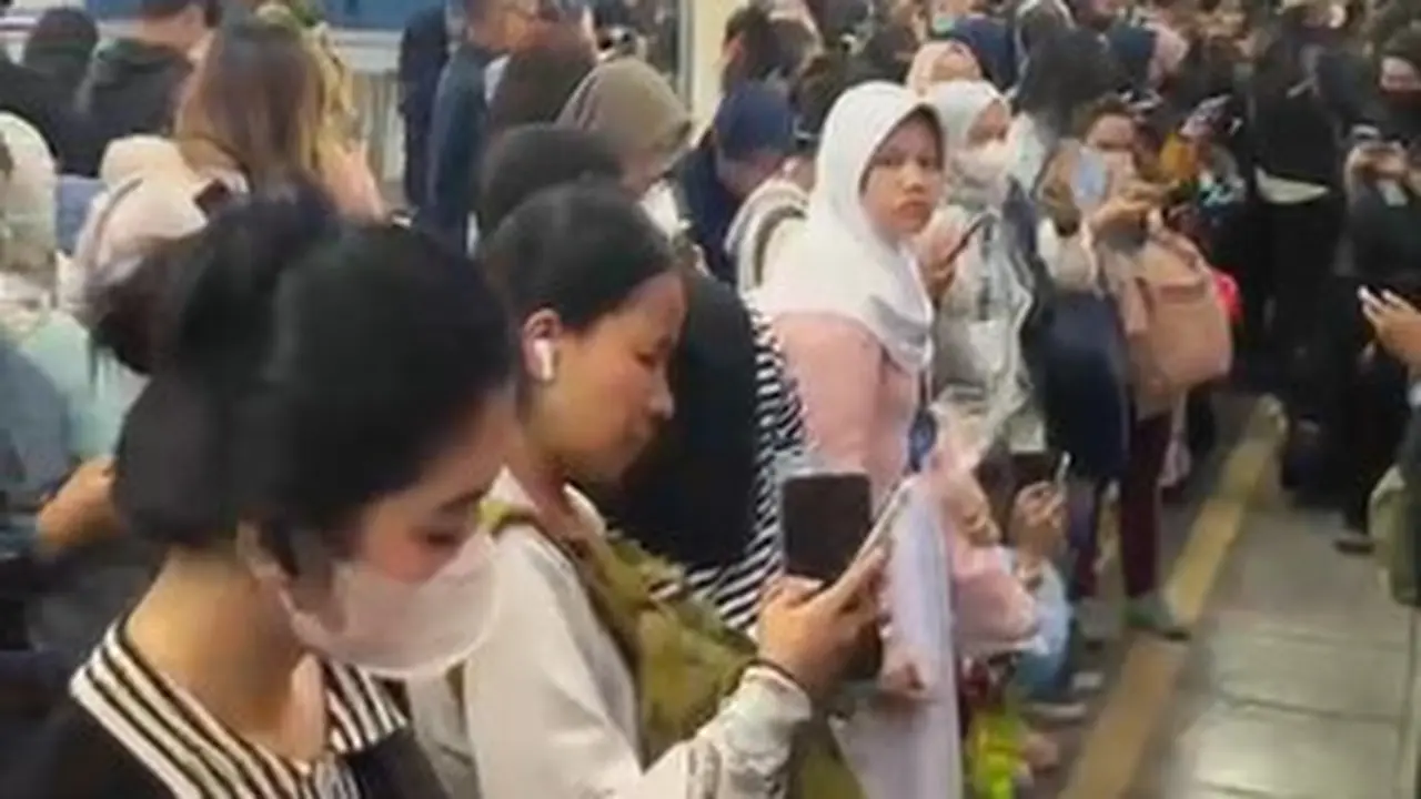 Penumpang KRL Tertahan Nyaris 1 Jam Gara-Gara Tawuran Dekat Manggarai