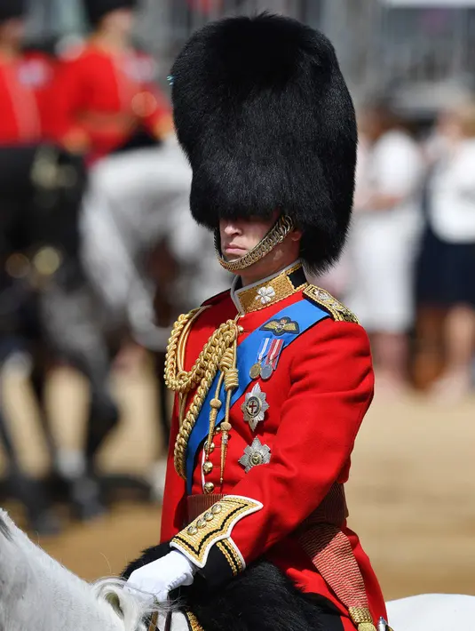Pangeran William terlihat menunggangi kuda dalam perayaan ulang tahun Ratu Elizabeth ke-92. (PA Images/INSTARimages.com/Cosmopolitan)