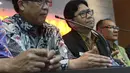 Direktur Pengawasan Fintech P2P Lending OJK Hendrikus Passagi memberikan penjelasan terkait penerimaan pengaduan dari beberapa perusahaan Fintech pinjaman yang kesulitan mengajukan izin ke OJK di Jakarta, Jumat (8/3). (Liputan6.com/Angga Yuniar)