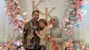 Neneng juga tampak hadir di acara lamaran Kiky Saputri dan M Khairi. Di hari bahagia sahabatnya itu, bintang film 	'Imperfect: Karier, Cinta & Timbangan' tersebut tampak begitu menawan. Ia mengenakan kebaya abu-abu dengan riasan makeup yang tampak flawless. Komika ini dipuji punya mimik wajah yang begitu meneduhkan. (Liputan6.com/IG/@nenengrismawulandari)