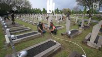 Personel TNI saat membersihkan Taman Makam Pahlawan Kalibata di Jakarta, Kamis (9/11). Pembersihan tersebut dilakukan guna menyambut Hari Pahlawan yang diperingati setiap 10 November. (Liputan6.com/Immanuel Antonius)