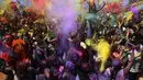 Kemeriahan Festival Holi saat melemparkan serbuk berwarna di Santa Coloma de Gramenet, Spanyol, Minggu (28/5). Kini, festival Holi bukan saja dilakukan oleh warga India tetapi sudah menjadi tren di sejumlah negara. (AP Photo / Manu Fernandez)