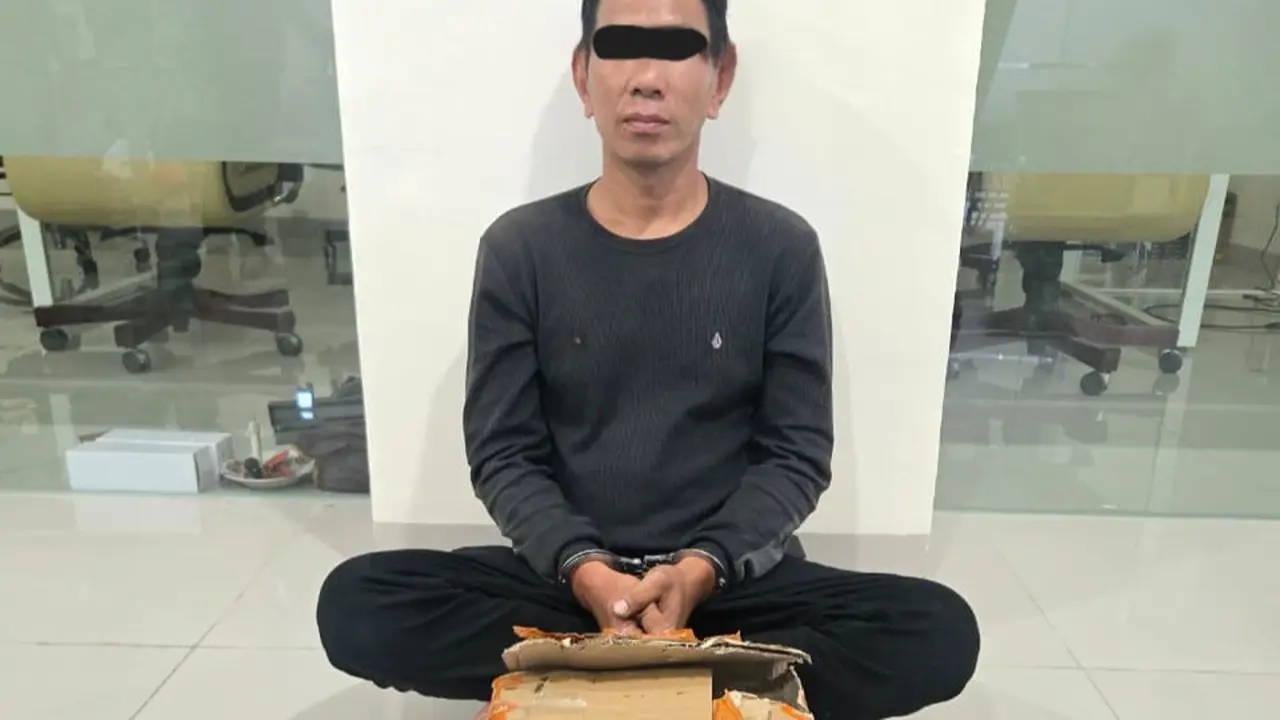 Direktorat Tindak Pidana Narkoba Bareskrim Polri menangkap seorang kurir narkoba yang diduga dikendalikan seorang residivis di Makassar.