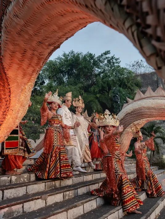 Dua instalasi naga berukuran besar menjadi elemen dekoratif yang menjaga area tangga menuju lokasi perayaan. Bentuk naga tersebut terinspirasi dari shio Tionghoa Gamma dan Keelie, sekaligus menjadi simbol perlindungan bagi pasangan di awal kehidupan pernikahan mereka. [@dikhadheansa]