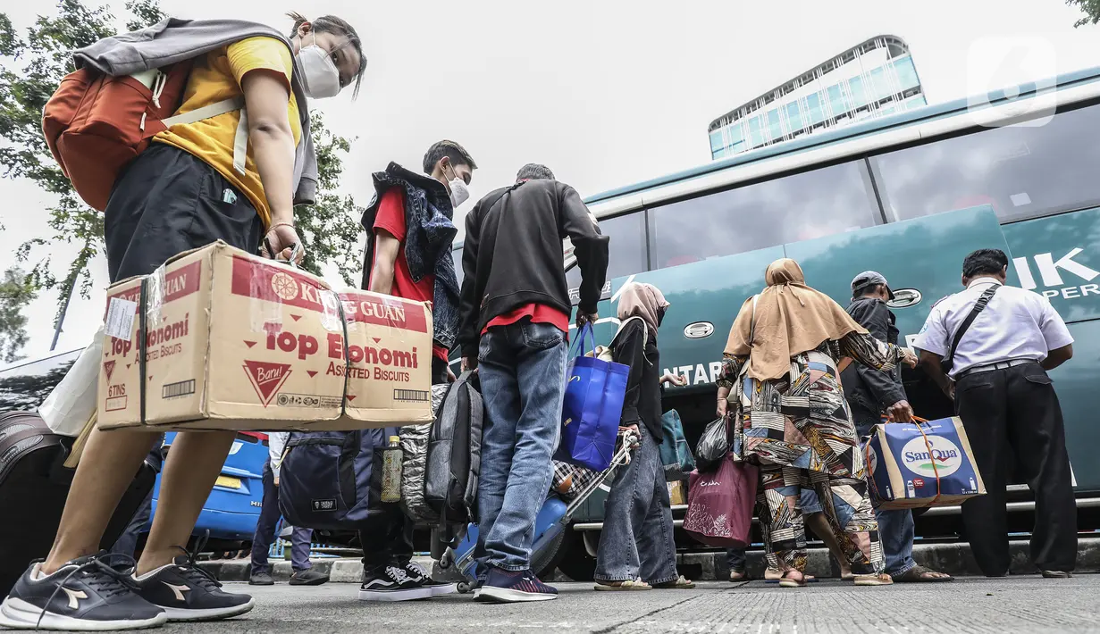 <p>Calon penumpang antre untuk menaruh barang bawaan pada bagasi saat akan manaiki bus Antar Kota Antar Provinsi (AKAP) di Terminal Grogol, Jakarta Barat, Kamis (28/4/2022). Jelang Hari Raya Idul Fitri, Terminal Grogol mulai dipadati pemudik yang akan pulang ke kampung halaman untuk merayakan Lebaran. (Liputan6.com/Johan Tallo)</p>