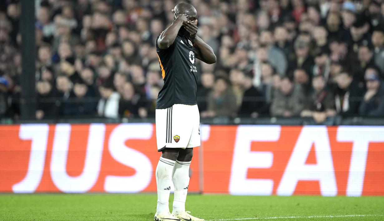 Pemain AS Roma, Romelu Lukaku, melakukan selebrasi setelah mencetak gol ke gawang Feyenoord dalam duel leg pertama play-off fase gugur Liga Europa 2023/2024 di Stadion De Kuip, Jumat (16/2/2024). Kedua tim bermain imbang 1-1.  (AP Photo/Peter Dejong)