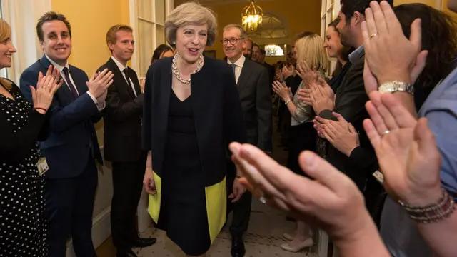 PM baru Inggris, Theresa May mendapat sambutan usai penunjukkannya secara resmi oleh Ratu Elizabeth