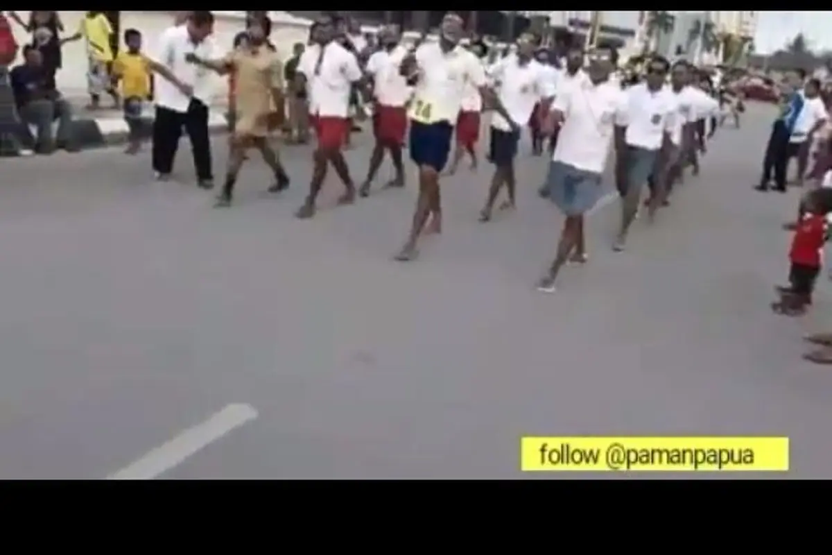 [Bintang] Lomba Gerak Jalan Cowok-cowok Papua Ini Kok Bikin Sakit Perut Ya?