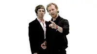 Noel Gallagher dan Chris Martin (charlescanon.com)