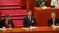 Presiden China Xi Jinping, tengah, duduk setelah memberikan pidato pada upacara pembukaan Kongres Nasional ke-20 Partai Komunis China yang berkuasa di Beijing, Minggu (16/10/2022). Tema menyeluruh yang muncul dari kongres Partai Komunis China yang sedang berlangsung adalah salah satu dari kontinuitas, bukan perubahan. Pertemuan selama seminggu itu diharapkan untuk mengangkat kembali Xi sebagai pemimpin, menegaskan kembali komitmen terhadap kebijakannya selama lima tahun ke depan dan mungkin meningkatkan statusnya lebih jauh sebagai salah satu pemimpin paling kuat dalam sejarah modern China. (Foto AP/Mark Schiefelbein)