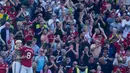 Pemain Manchester United, Alejandro Garnacho, melakkukan selebrasi bersama Bruno Fernandes, setelah mencetak gol ke gawang Wolverhampton Wanderers pada laga pekan ke-36 Premier League di Old Trafford, Sabtu (13/5/2023). MU menang dengan skor 2-0. (AP Photo/Jon Super)