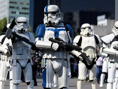 Penggemar cerita dan film Star Wars mengenakan kostum saat parade yang disebut "Hari Pelatihan" di Paseo de la Reforma, Meksiko, pada Sabtu 15 Oktober 2022. Beragam kostum bertema Star Wars dikenakan para penggemar dalam parade tersebut. (ALFREDO ESTRELLA/AFP)