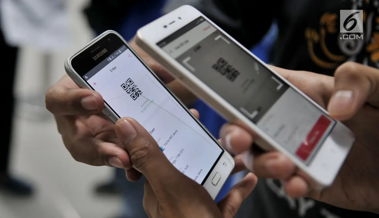 Petugas memindai barcode e-tiket calon penumpang saat uji coba publik pengoperasian MRT (Moda Raya Terpadu) di Stasiun Bundaran HI, Jakarta, Minggu (17/3). Uji coba untuk publik telah dibuka dari 12 hingga 24 Maret 2019. (merdeka.com/Iqbal S Nugroho)