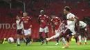 Pemain Arsenal Pierre-Emerick Aubameyang mencetak gol ke gawang Manchester United pada pertandingan Liga Premier Inggris di Stadion Old Trafford, Manchester, Inggris, Minggu (1/11/2020). Arsenal menang 2-0. (Shaun Botterill/Pool via AP)