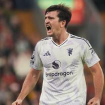 Pemain Manchester United, Harry Maguire, berteriak semangat setelah timnya berhasil mengalahkan Liverpool di Anfield dalam lanjutan Liga Inggris 2025/2026, Minggu (19/10/2025) malam WIB.