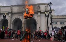 FOTO: Protes Kedatangan PM Israel, Pengunjuk Rasa Pro-Palestina di AS Bakar Boneka Netanyahu