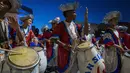 Penabuh genderang memainkan Candombe, gaya musik dan tarian Afro-Uruguay selama parade karnaval "Las llamadas" di Montevideo, Uruguay, Kamis (10/2/2022). (AP Photo/Matilde Campodonico)