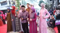 Wali Kota Bandung Ridwan Kamil dan istri Atalia Kamil tampil serasi dengan koleksi Lebaran dari Shafira yang elegan dan berkelas