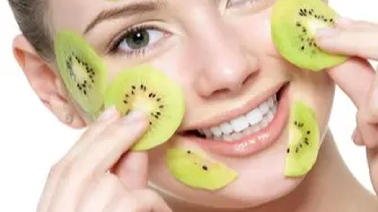 4. Kiwi: Antioksidan untuk Kulit yang Terhidrasi