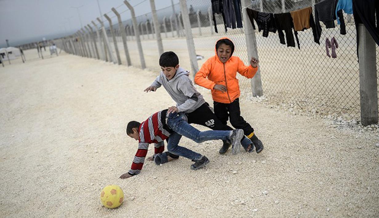 Bocah pengungsi Syria bermain sepak bola di kamp pengungsian di Montevideo, Uruguay. (AFP PHOTO / Pablo PORCINCULA)