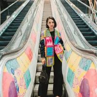 Andien Aisyah tampil mencuri perhatian dengan sleeveless blazer yang terbuat dari tenun perca warna-warni sebagai statement penampilannya. [@andienaisyah]
