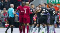 Striker Arsenal, Gabriel Jesus (tengah) berusaha menenangkan Granit Xhaka yang terlibat pertikaian dengan bek Liverpool, Trent Alexander-Arnold pada laga lanjutan pekan ke-30 Liga Inggris 2022/2023 di Anfield Stadium, Liverpool, Minggu (9/4/2023) malam WIB. (AP Photo/Jon Super)