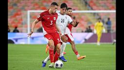 Pemain Timnas Indonesia, Jay Idzes (kiri) berebut bola dengan pemain Iraq, Mohanad Ali dalam laga putaran keempat Kualifikasi Piala Dunia 2026 yang berlangsung di&nbsp;Stadion&nbsp;King Abdullah Sports City, Jeddah, Arab Saudi, Sabtu (11/10/2025) waktu setempat. (AP Photo/Ali Issa)