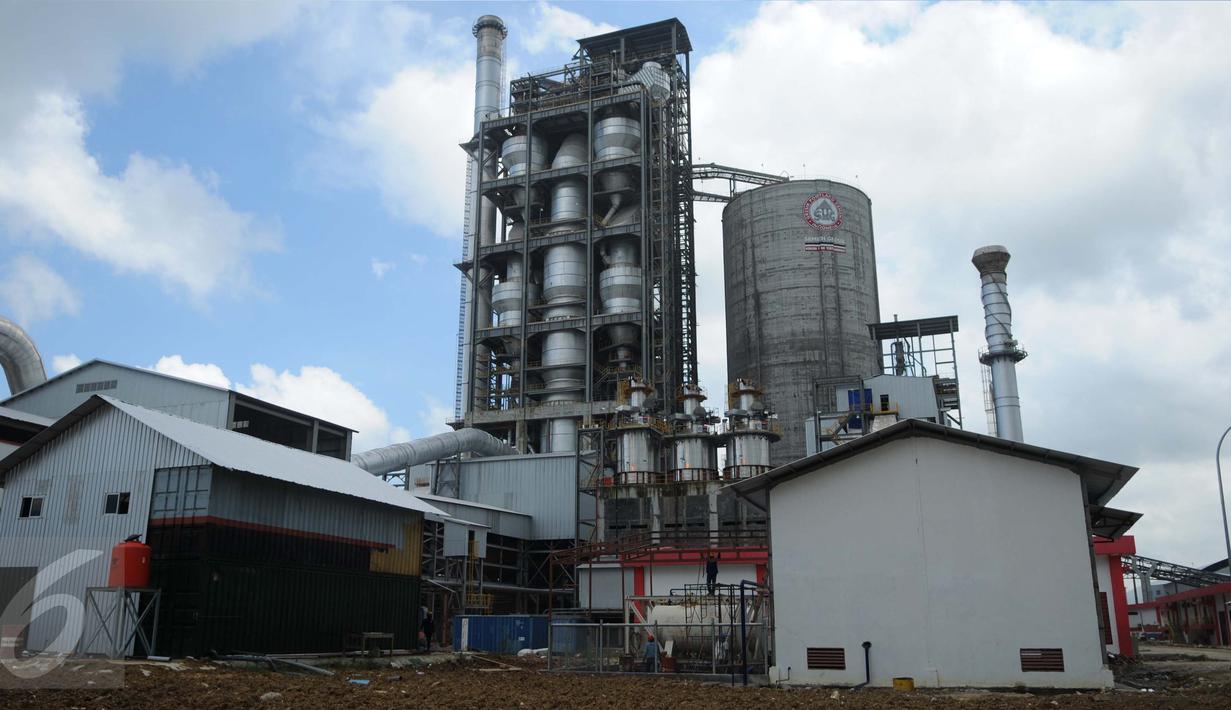 Pemandangan proyek pembangunan pabrik PT Semen Indonesia di Rembang, Jawa Tengah, Kamis (16/3). Pabrik semen tersebut diperkirakan mulai berproduksi April 2017, setelah melalui sejumlah uji coba beberapa waktu lalu. (Liputan6.com/Gempur M Surya)