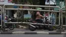 Salah satu ruas pembatas jalan Prof. DR. Soepomo terlihat bolong, Jakarta, Jumat (22/2). Kondisi pagar pembatas jalan di jalan Prof. DR. Soepomo mengalami kerusakan di beberapa titik. (Liputan6.com/Helmi Fithriansyah)