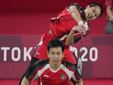 Pasangan Mohammad Ahsan dan Hendra Setiawan berhasil menang pada pertandingan kedua mereka di Grup D bulu tangkis ganda putra Olimpiade Tokyo 2020 dua gim langsung. Partandingan Ahsan/Hendra dan Chia/Soh berjalan selama 34 menit. (Foto: AP/Dita Alangkara)