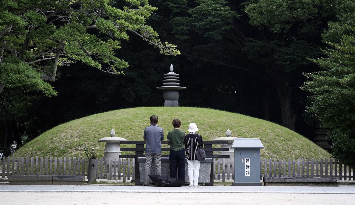 Pengunjung berdoa di Makam Peringatan Bom Atom, Hiroshima, Jepang, Senin (3/8/2020). Jepang akan memperingati 75 tahun bom atom di Hiroshima pada 6 Agustus 2020. (AP Photo/Eugene Hoshiko)