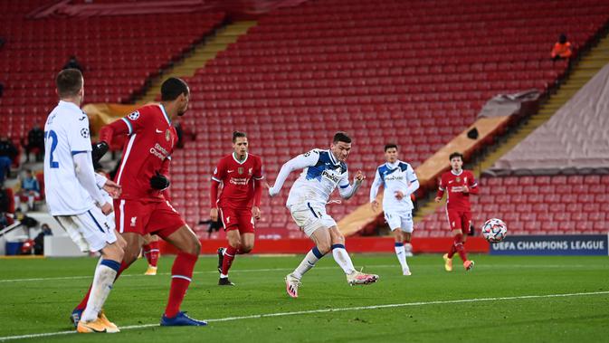 Pemain Atalanta, Robin Gosen saat mencetak gol ke gawang Liverpool pada ajang Liga Champions 2020/2021, Kamis (26/11/20202) dini hari WIB. (Laurence Griffiths / POOL / AFP)