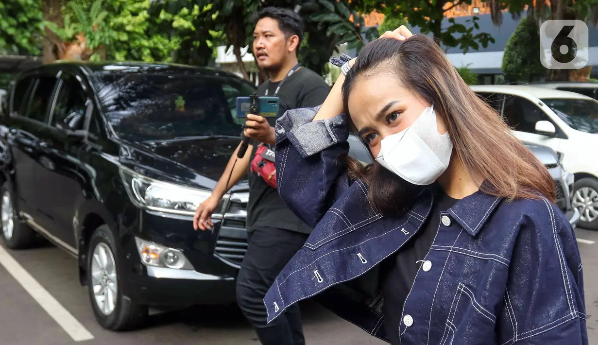 Adik mendiang Vanessa Angel, Mayang Lucyana Fitri usai menjalani pemeriksaan di Direktorat Reserse Kriminal Khusus Polda Metro Jaya, Jakarta, Rabu (8/6/2022). Mayang menjalani pemeriksaan kedua terkait kasus dugaan pencemaran nama baik yang dilaporkan produk skincare. (Liputan6.com/Herman Zakharia)