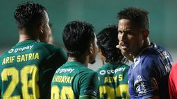 Gesekkan antar pemain ini harusnya bisa diredam mengingat kedua tim merupakan "saudara" dikancah sepak bola Indonesia. (Bola.com/Bagaskara Lazuardi)